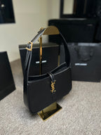 Bolsa YSL Le 5 à 7 Hobo em couro média