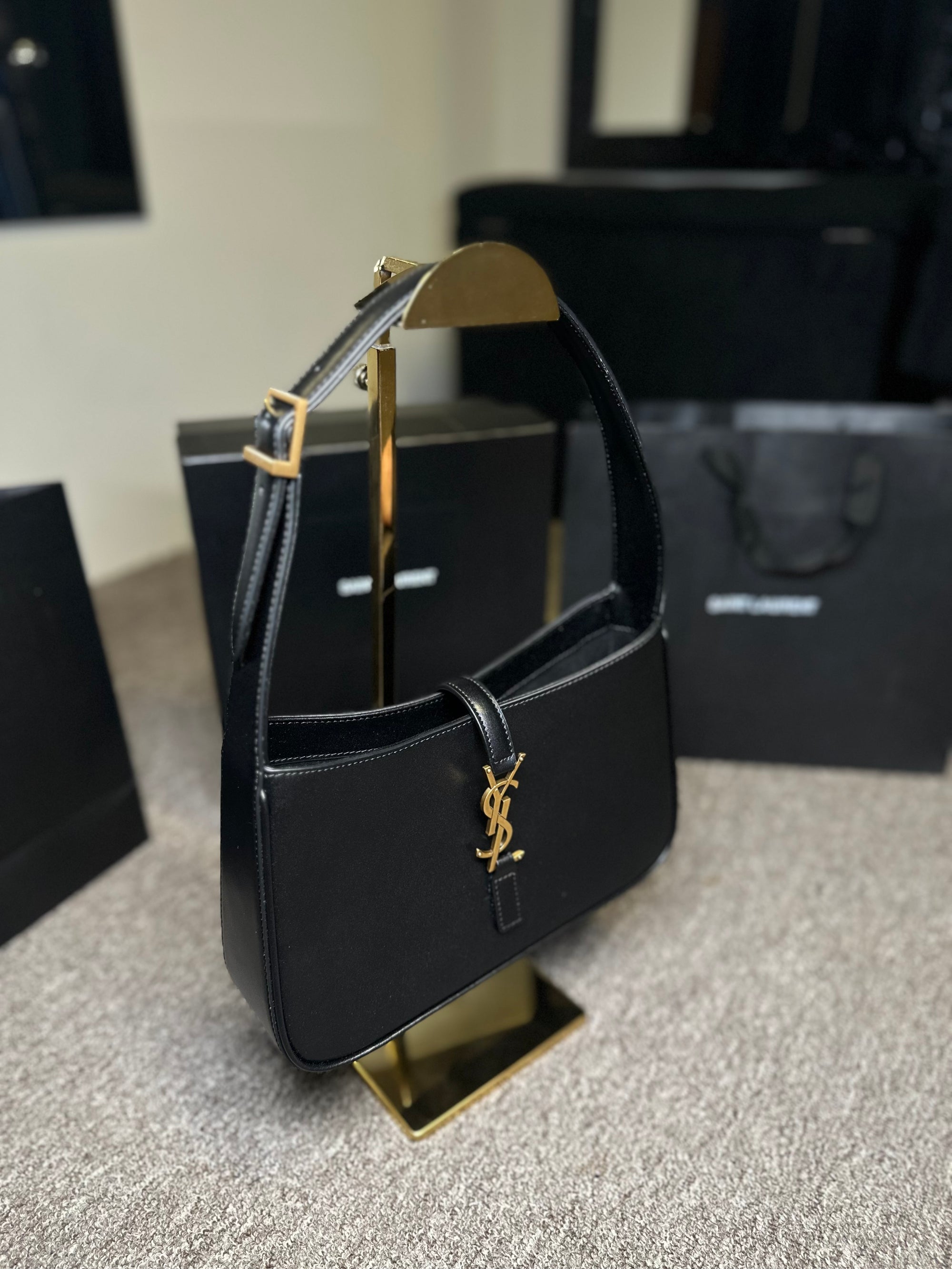 Bolsa YSL Le 5 à 7 Hobo em couro média