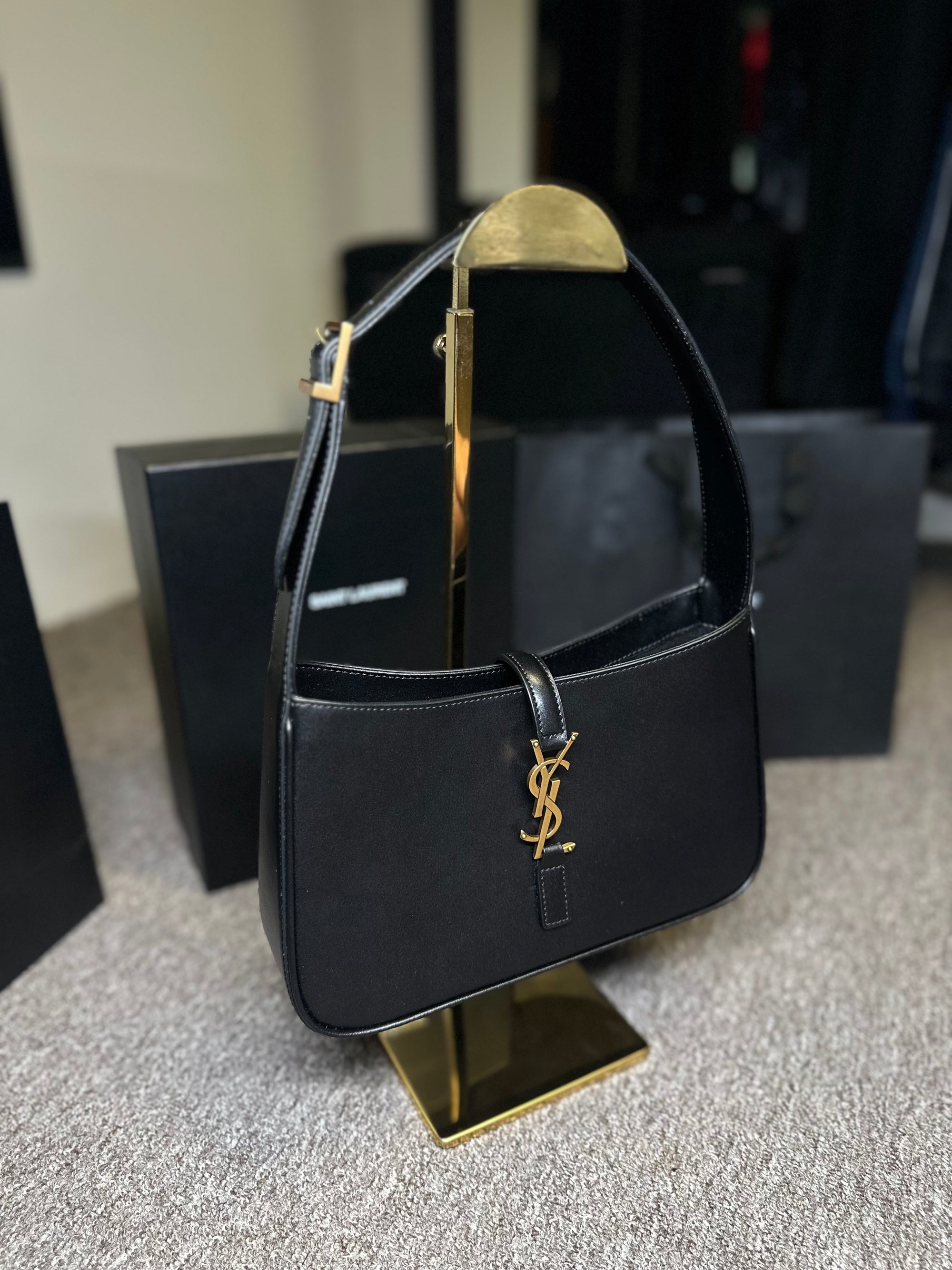 Bolsa YSL Le 5 à 7 Hobo em couro média