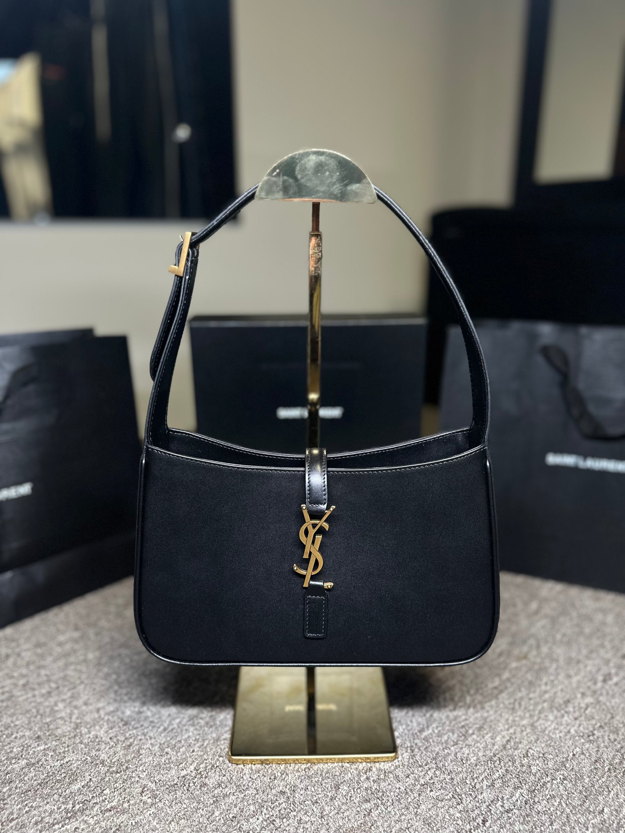 Bolsa YSL Le 5 à 7 Hobo em couro média