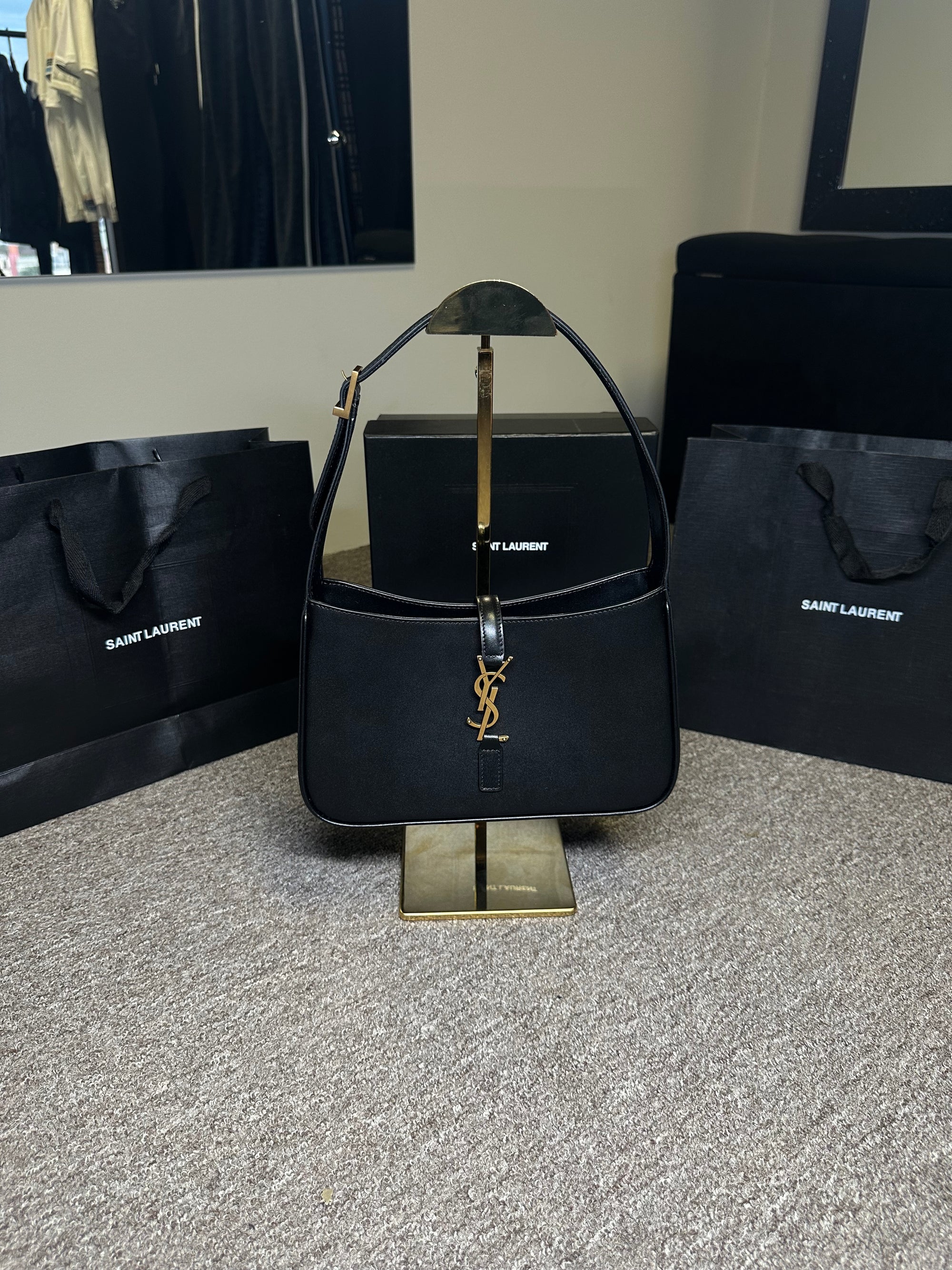 Bolsa YSL Le 5 à 7 Hobo em couro média