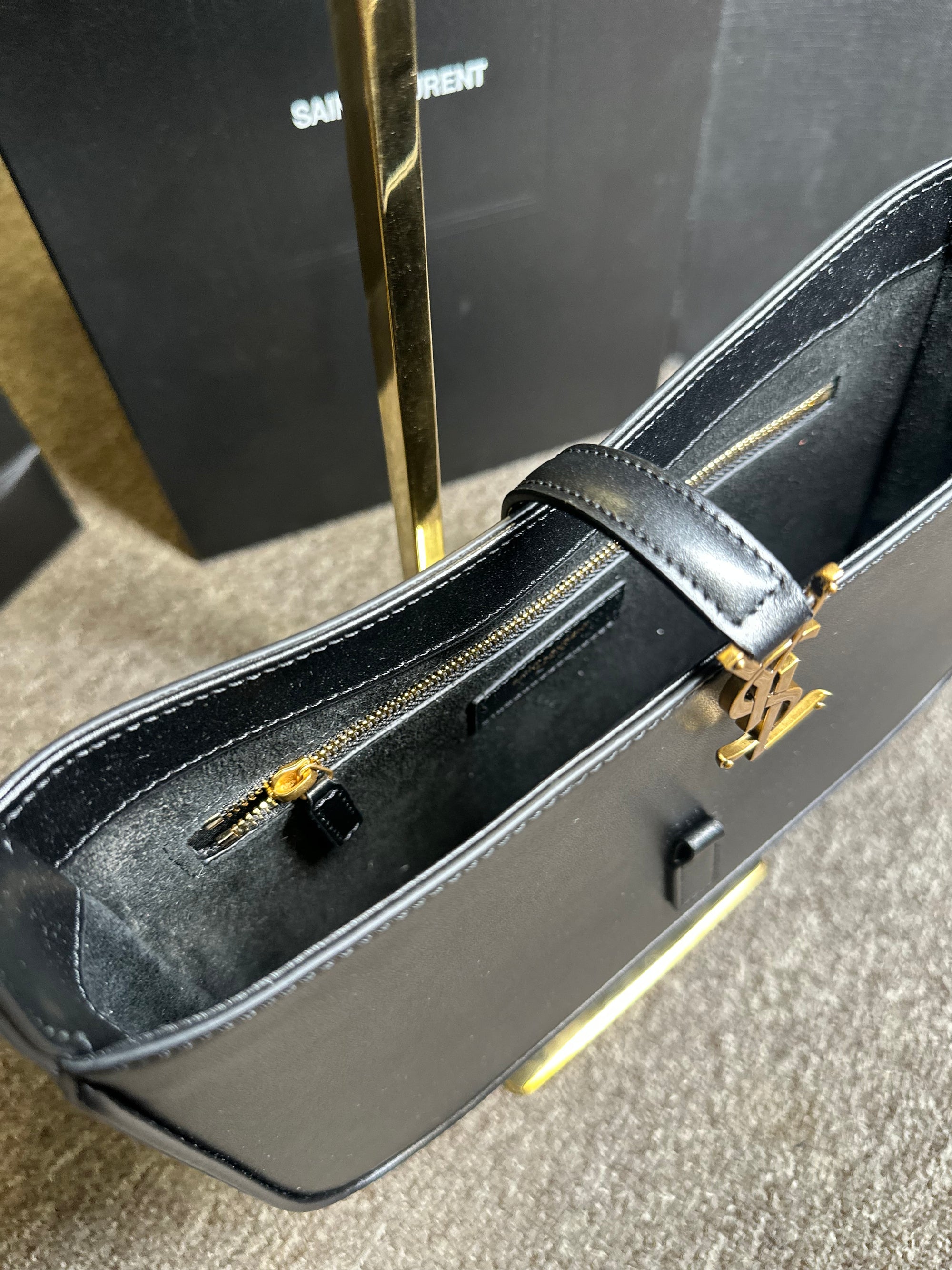 Bolsa YSL Le 5 à 7 Hobo em couro média